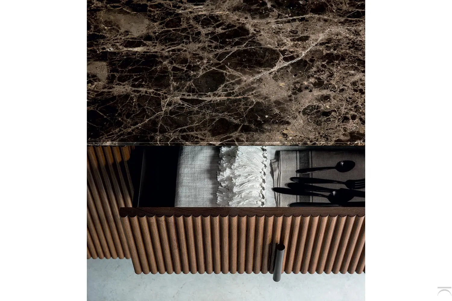 Marcus Emperador Credenza