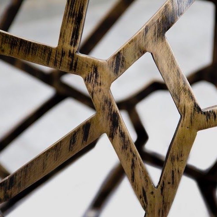 Voronoi Round Live Edge Metal Mesh Dining Table